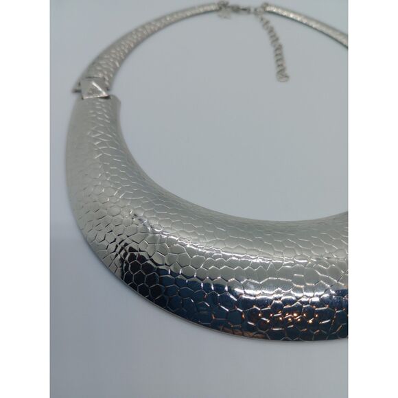 Signed MG Textured Animal Print Silver Tone 16-19" Hinge Bib Statement Necklace - Picture 4 of 10